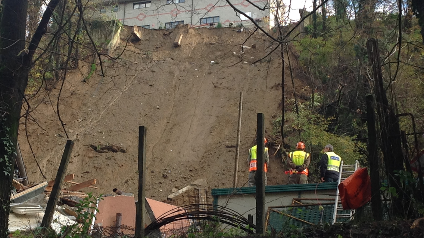 Due donne sono morte nel crollo di una palazzina, dovuto al cedimento di un muro di conta, in Strade Ponte di Valle a Davesco-Soragno