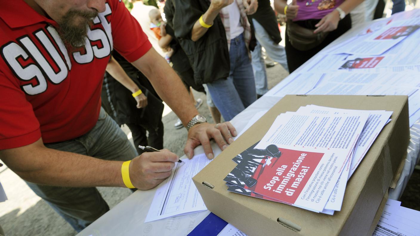 La raccolta delle firme dell'iniziativa Stop all'immigrazione a Campo Blenio durante i festeggiamenti per la festa nazionale del 1. agosto della Lega dei Ticinesi e dell'UDC