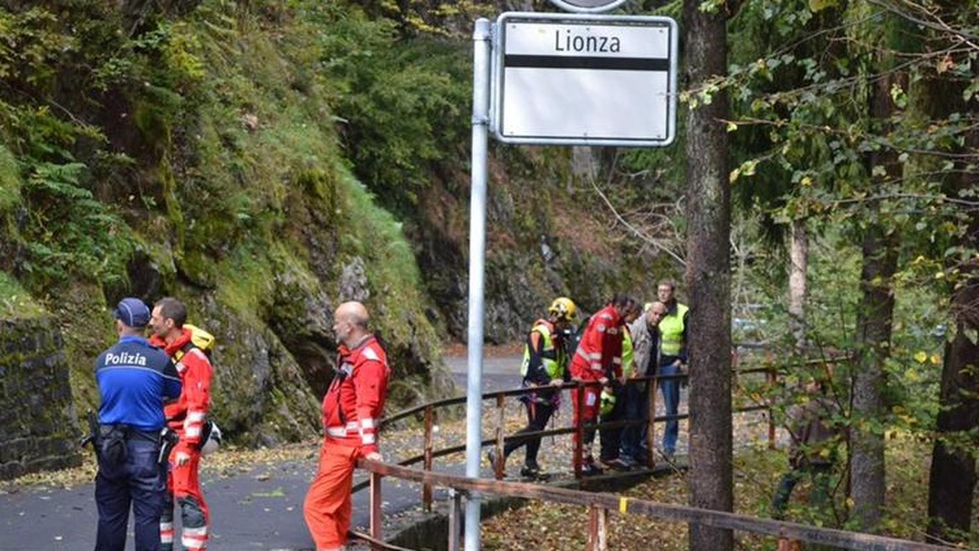La strada cantonale che da Borgnone porta a Lionza nelle Centovalli: i cadaveri di due ladri rumeni  ritrovati nella gola di un affluente del fiume Melezza