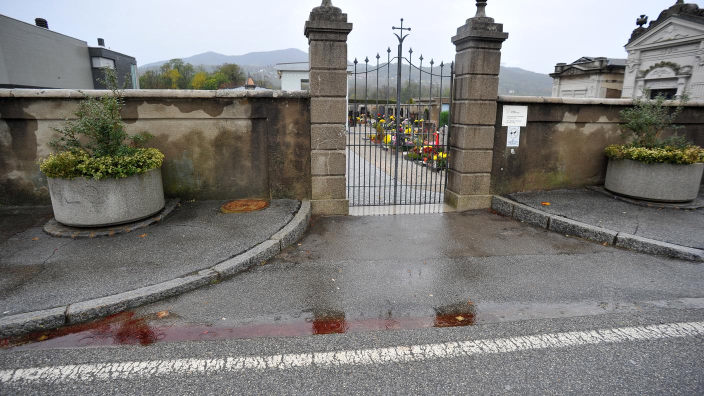 Macchie di sangue davanti al cimitero di Genestrerio. Un uomo ha ucciso la moglie ed in seguito si è suicidato. I due cadaveri sono in seguito stati ritrovati in un'auto andata in fiamme a Stabio