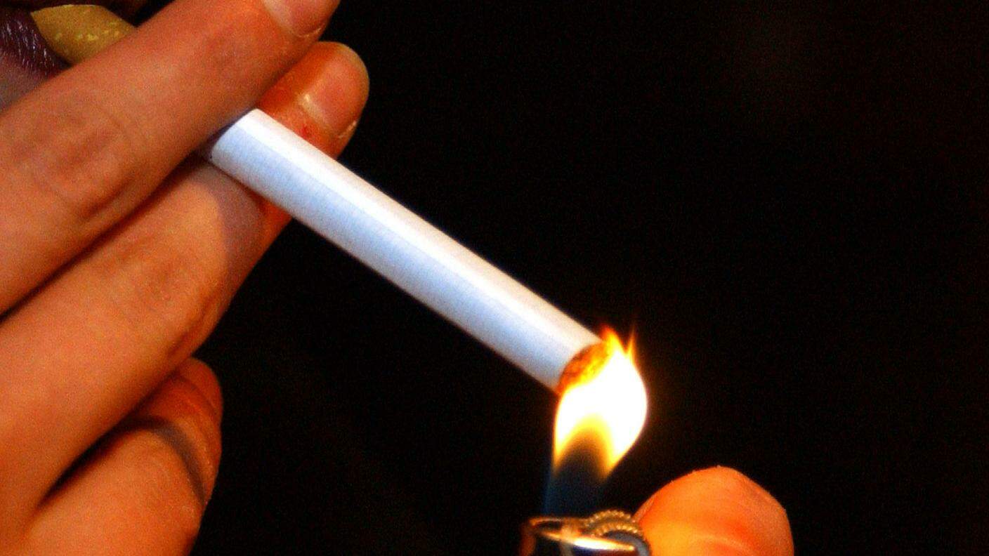 Le sigarette sequestrate e bruciate in piazza