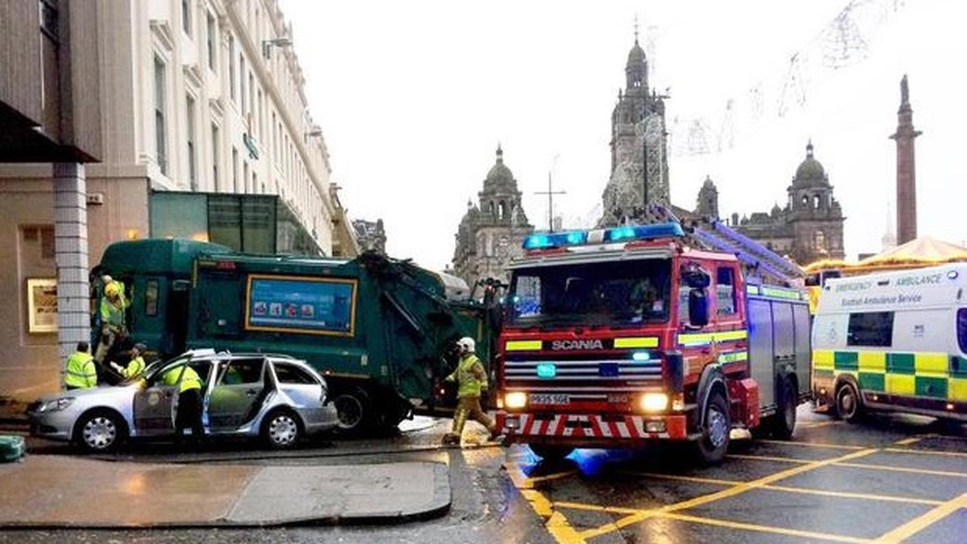 La folle corsa del camion è terminata contro il muro di un albergo