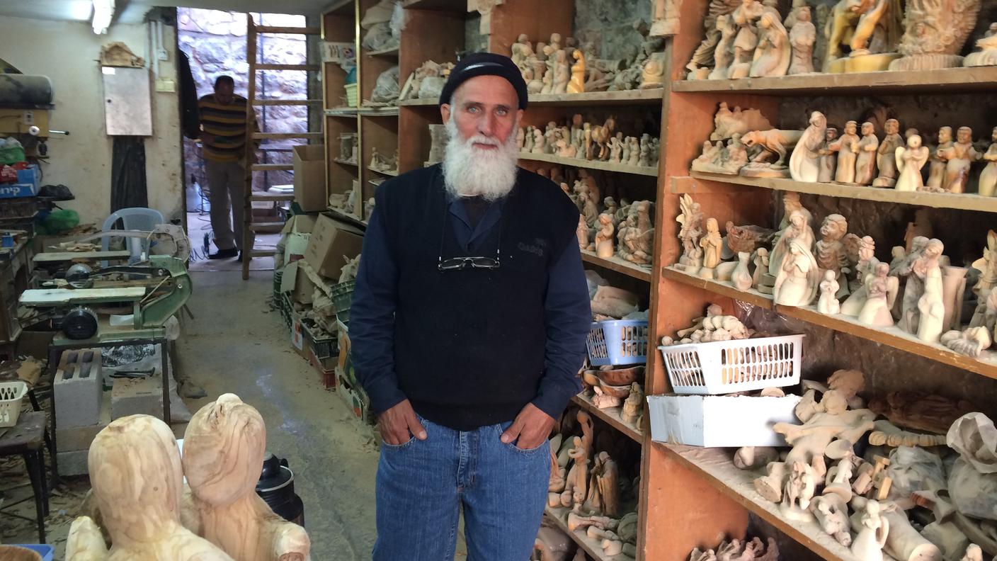 Una bottega artigiana del legno, tipica della tradizione della città