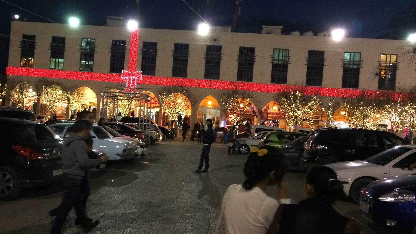Una palazzina decorata per le feste