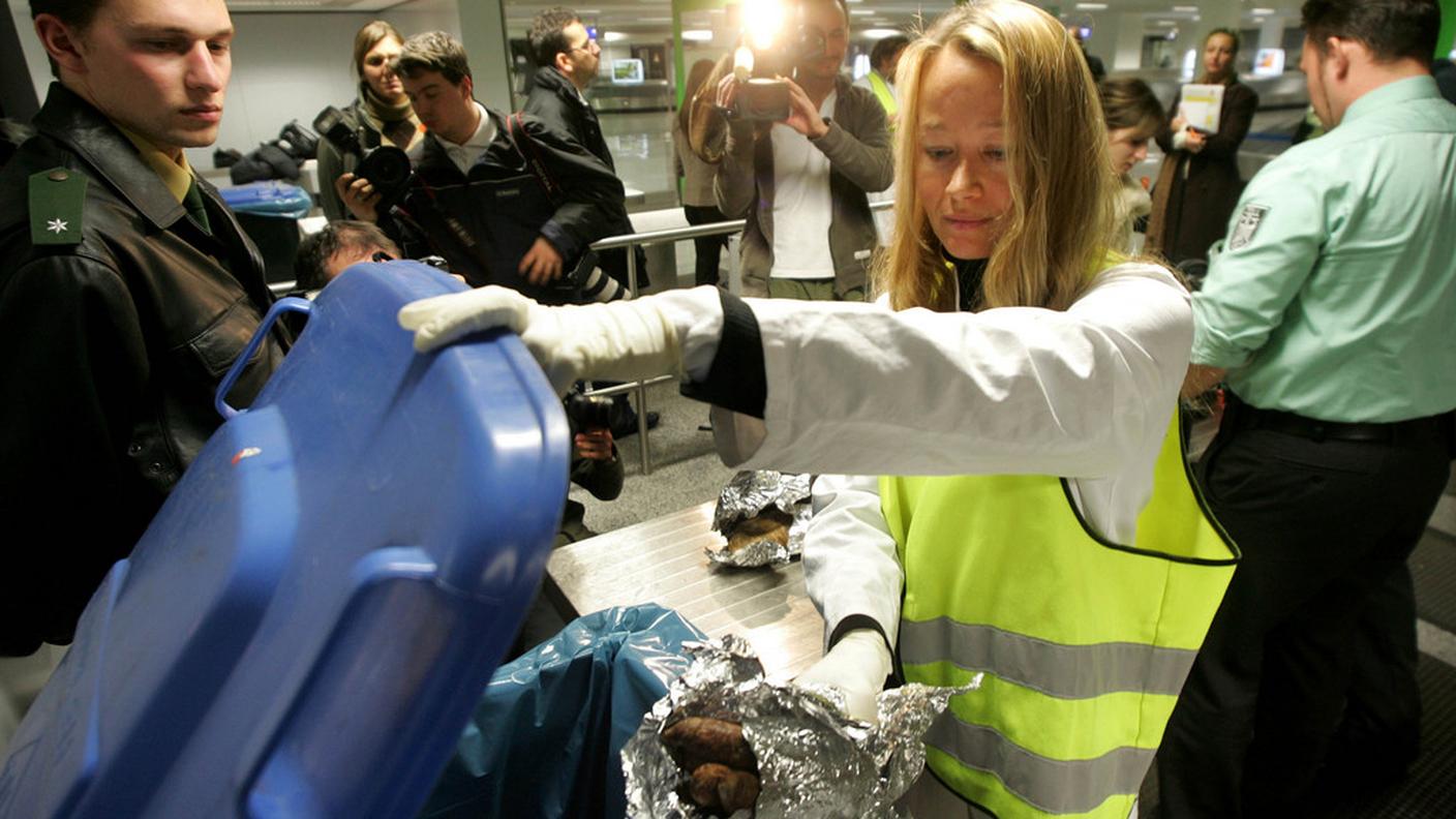 Controlli lacunosi. Uno scatto all'aeroporto di Francoforte/Meno