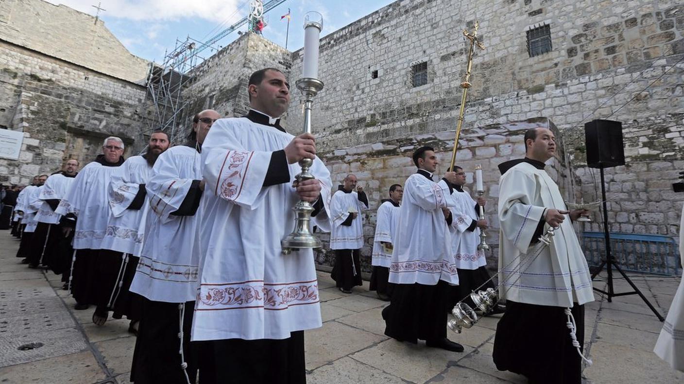 Una processione natalizia per le vie di Betlemme svoltasi mercoledì mattina