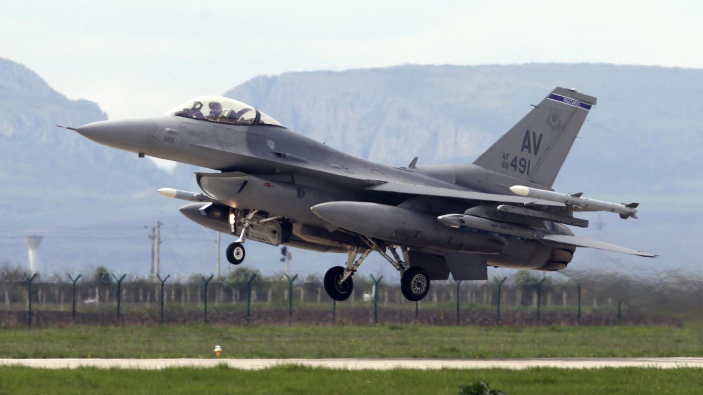 Un F-16 Fighting Falcon simile a quello caduto presso Raqqa, in Siria