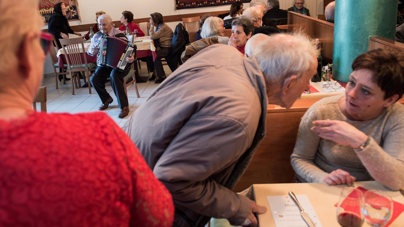 Alcuni partecipanti al pranzo natalizio a Mendrisio ©Ti-Press.jpg