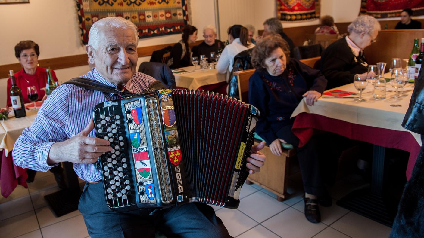 Un fisarmonicista allieta il pranzo di Natale al Ristorante Anatolia a Mendrisio ©Ti-Press.jpg