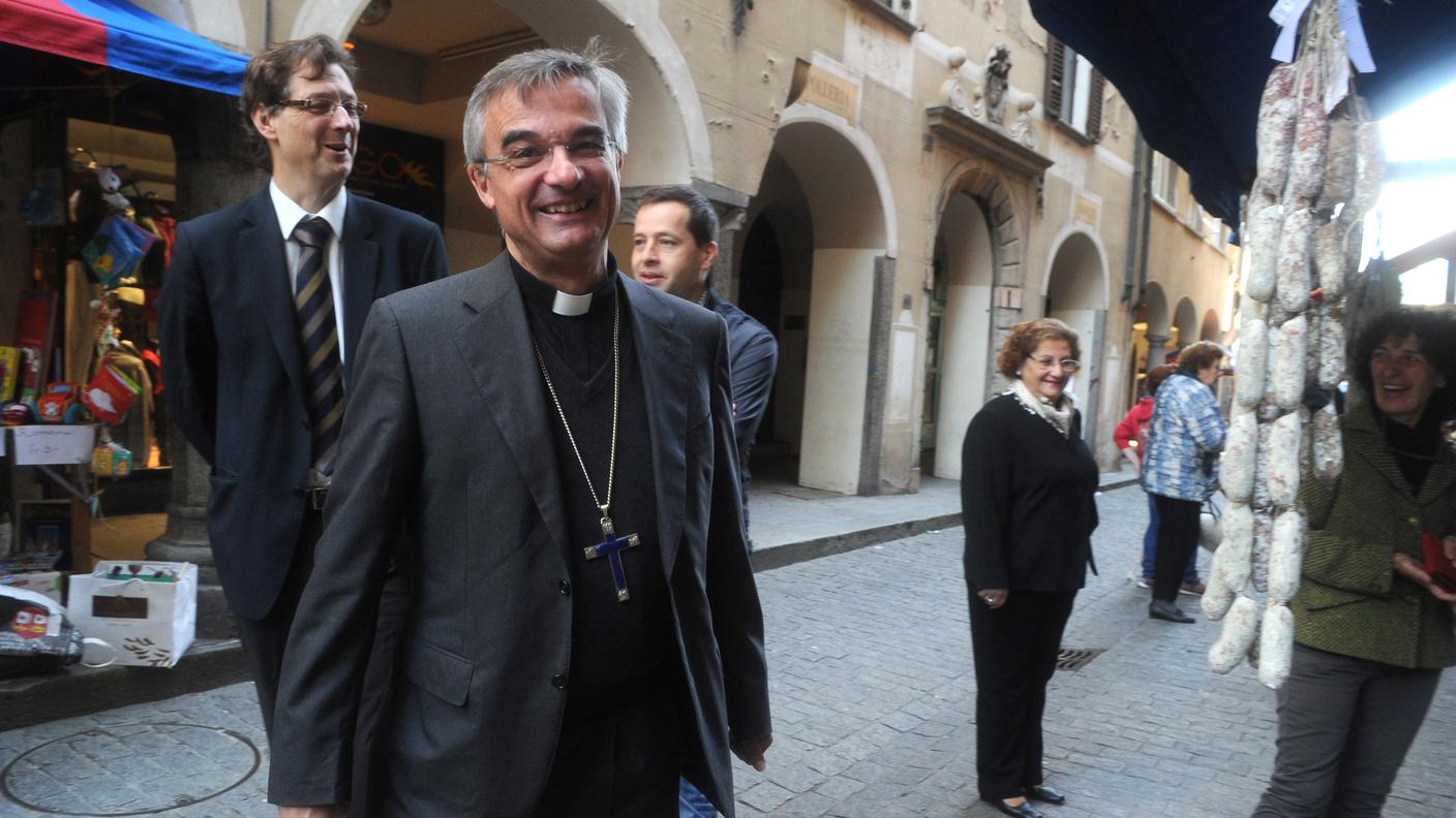 Monsignor Lazzeri ritratto recentemente nelle vie di Bellinzona