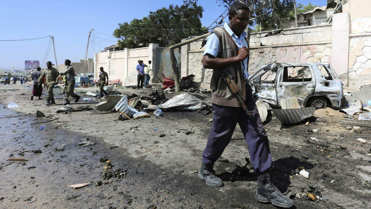 Un poliziotto somalo di pattuglia nei pressi della zona degli scontri a Mogadiscio
