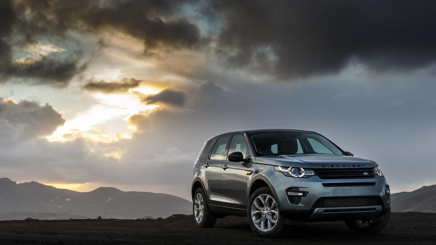 Il frontale massiccio e filante della Discovery Sport.jpg