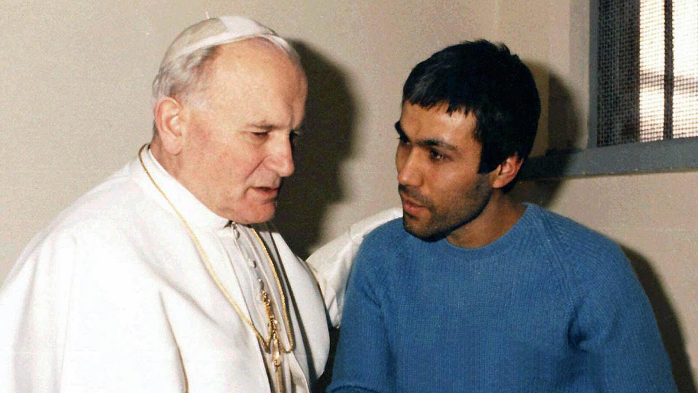 L'incontro in carcere a Roma tra Papa Wojtyla e Ali Agca, il 27 dicembre 1983