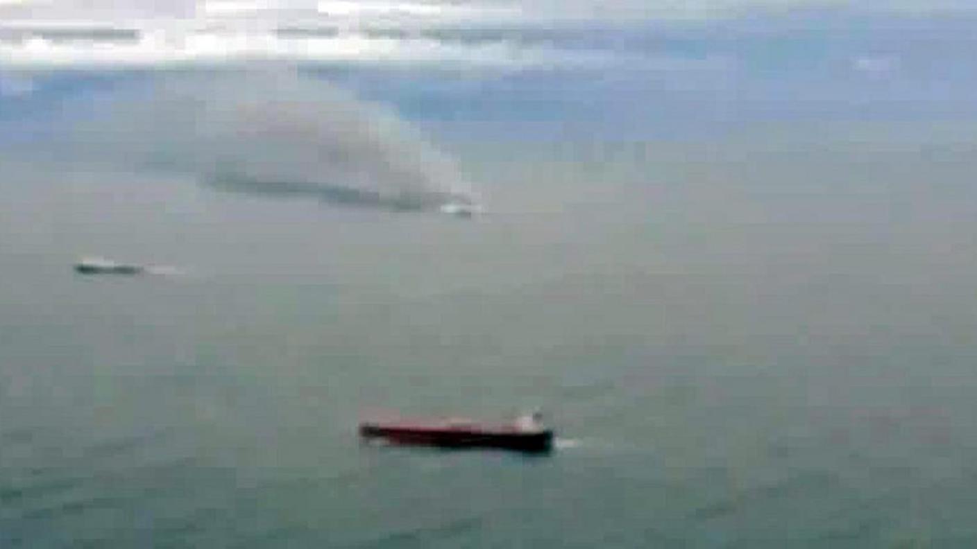 Una foto aerea che mostra il traghetto in fiamme e alcune navi giunte in soccorso