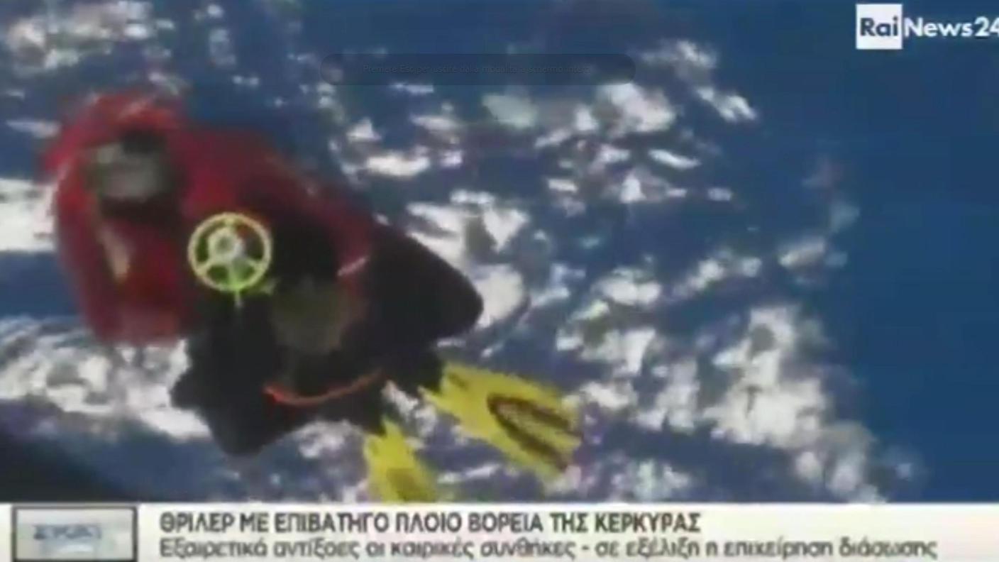 Una delle prime immagini delle operazioni di soccorso