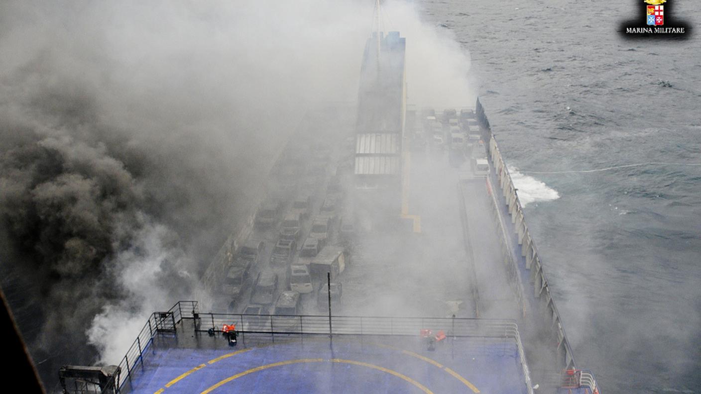 L'intenso fumo che si sprigiona ancora dal traghetto Norman Atlantic
