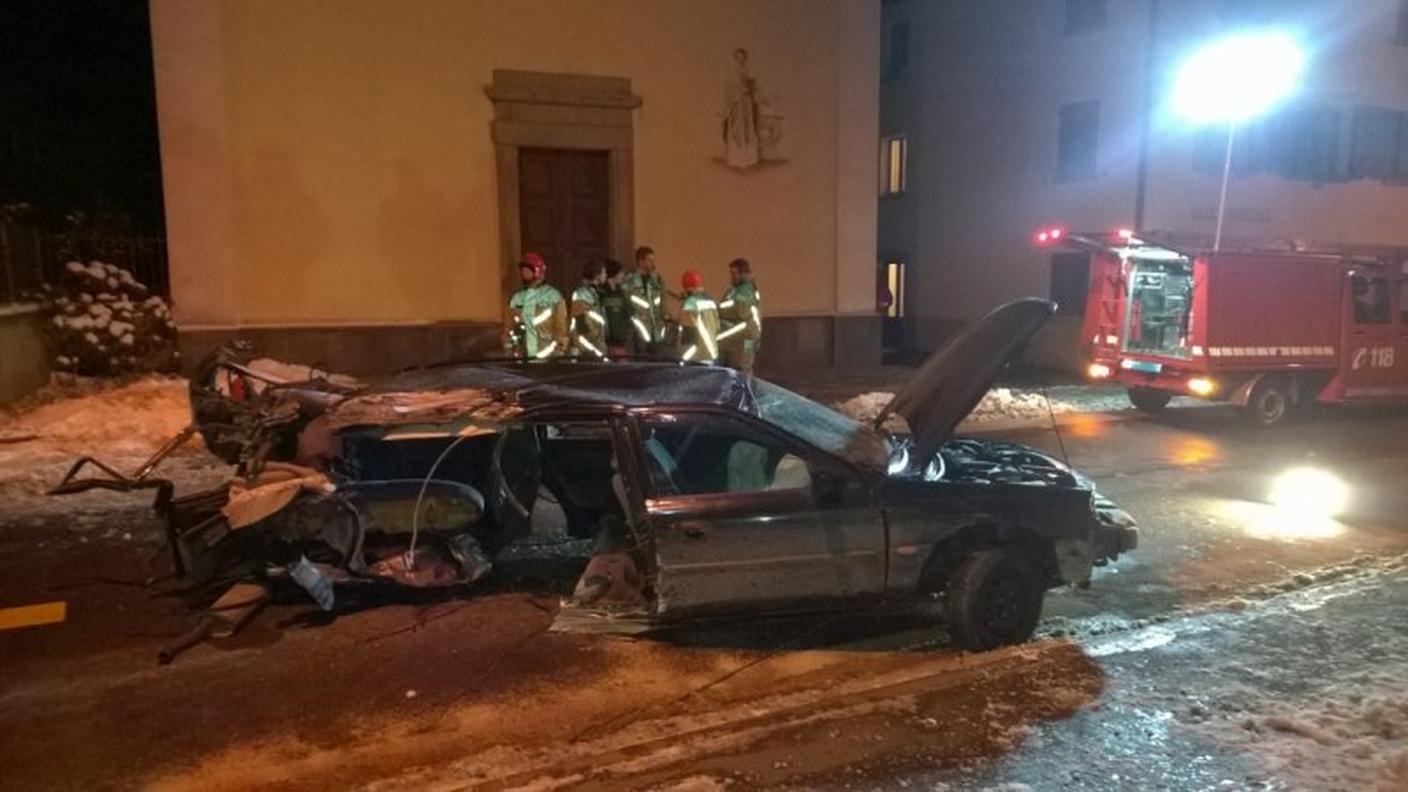 L'auto è stata quasi tagliata a metà dall'impatto violentissimo