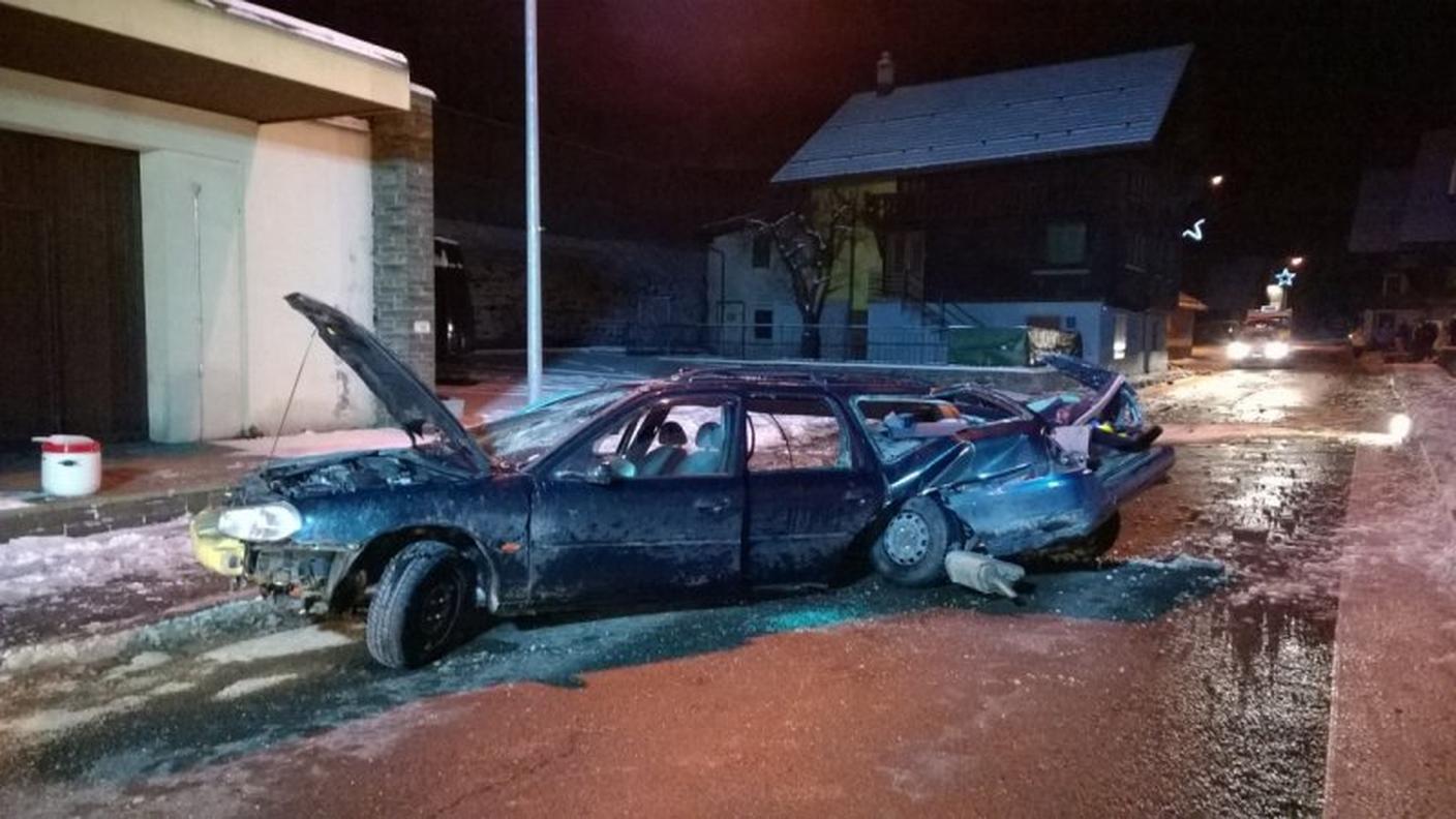 La Ford Mondeo è andata totalmente distrutta nel sinistro FVR.jpg