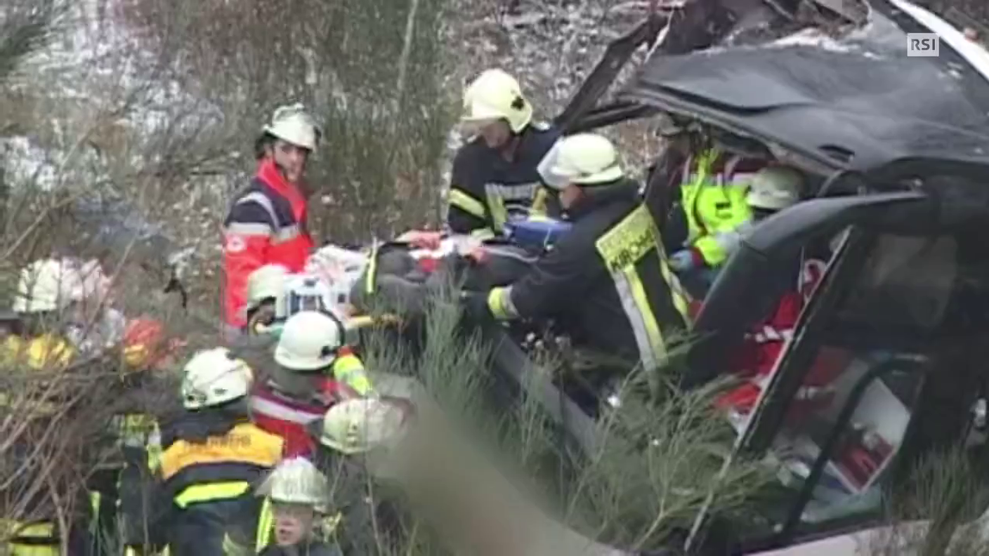 I soccorsi all'opera per estrarre dal bus i passeggeri