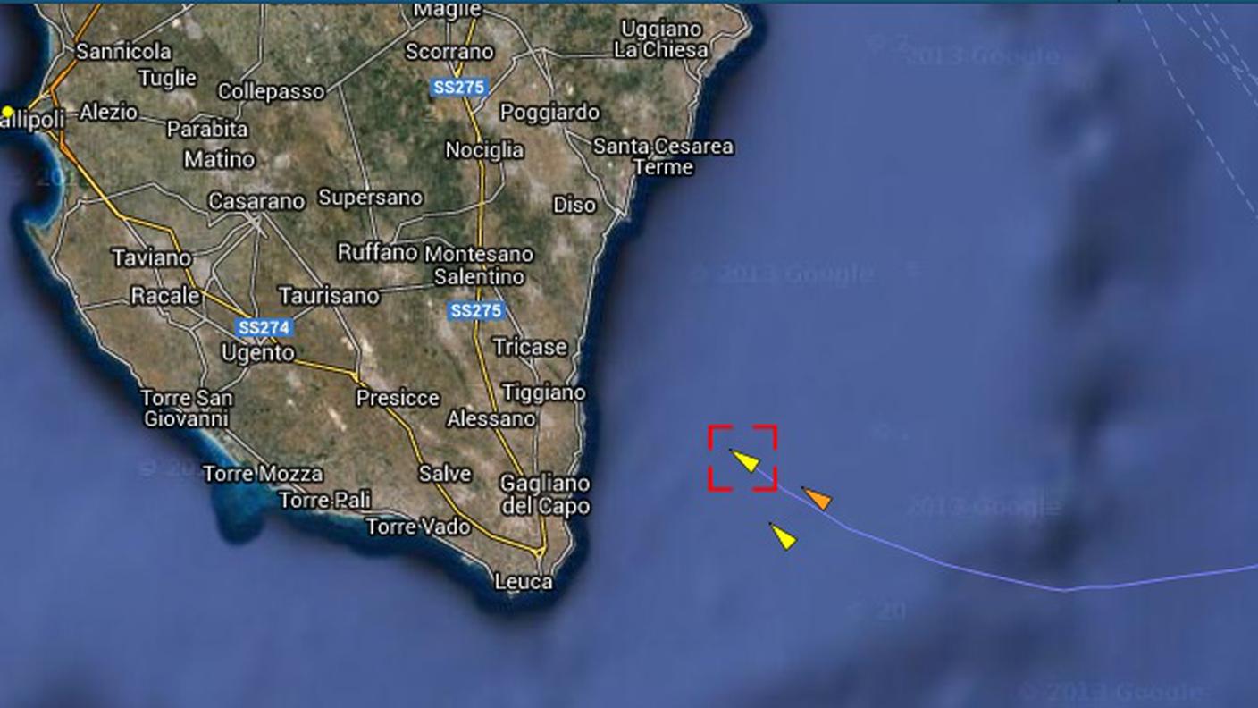 Nel riquadro rosso il mercantile al largo del tacco d'Italia alle 19.25