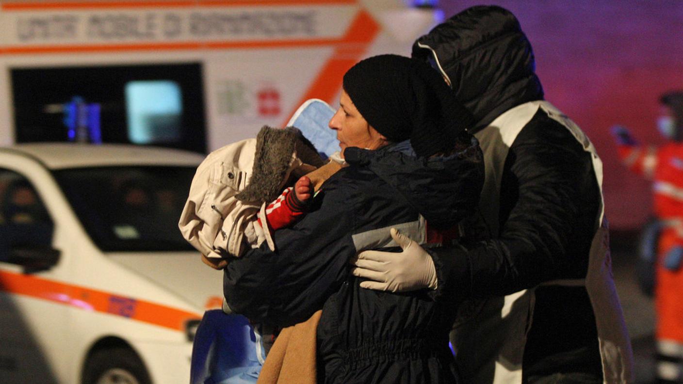 Una migrante con il suo bambino scesi dal cargo Blue Sky M arrivato a Gallipoli