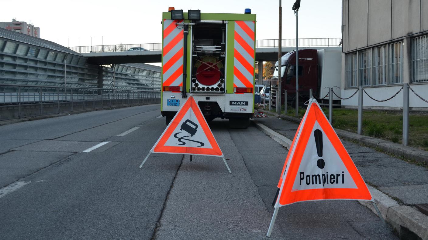 Uno dei mezzi dei pompieri intervenuti in viale Lungo Breggia