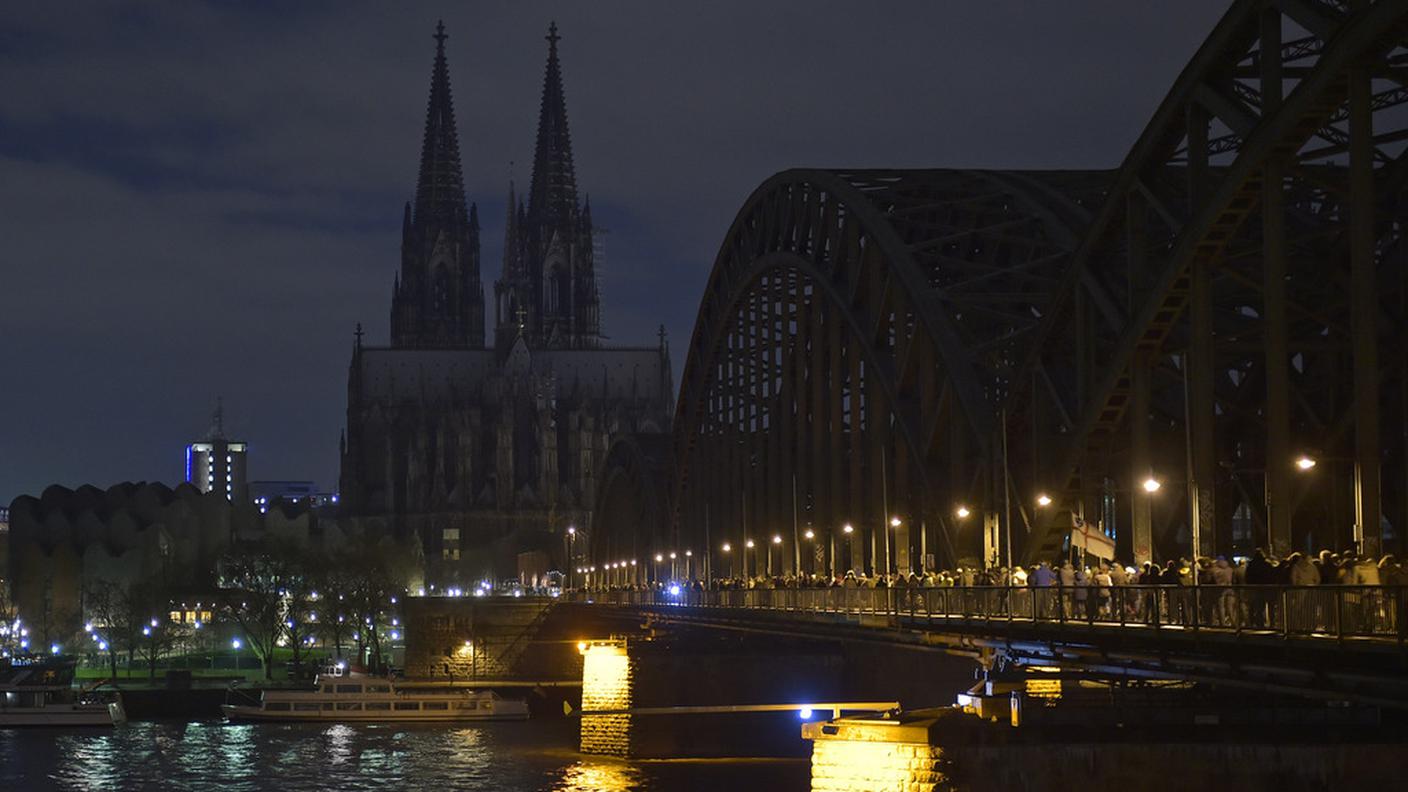 Il duomo di Colonia al buio durante il corteo di Pegida