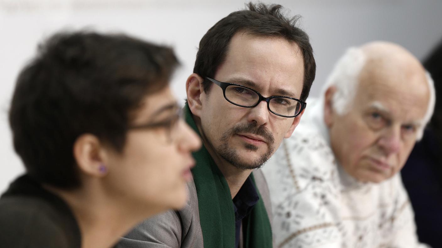 Amanda Ioset di Solidarité sans frontières, Balthasar Glättli dei Verdi e il presidente del Consiglio svizzero per la pace Ruedi Tobler in conferenza stampa