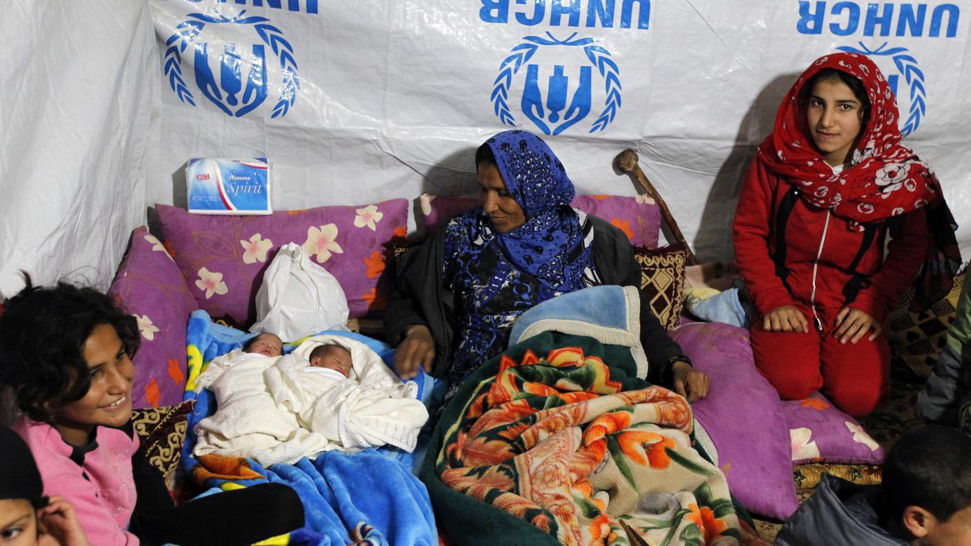 Donne e bambini siriani in un campo profughi dell'UNHCR in Libano