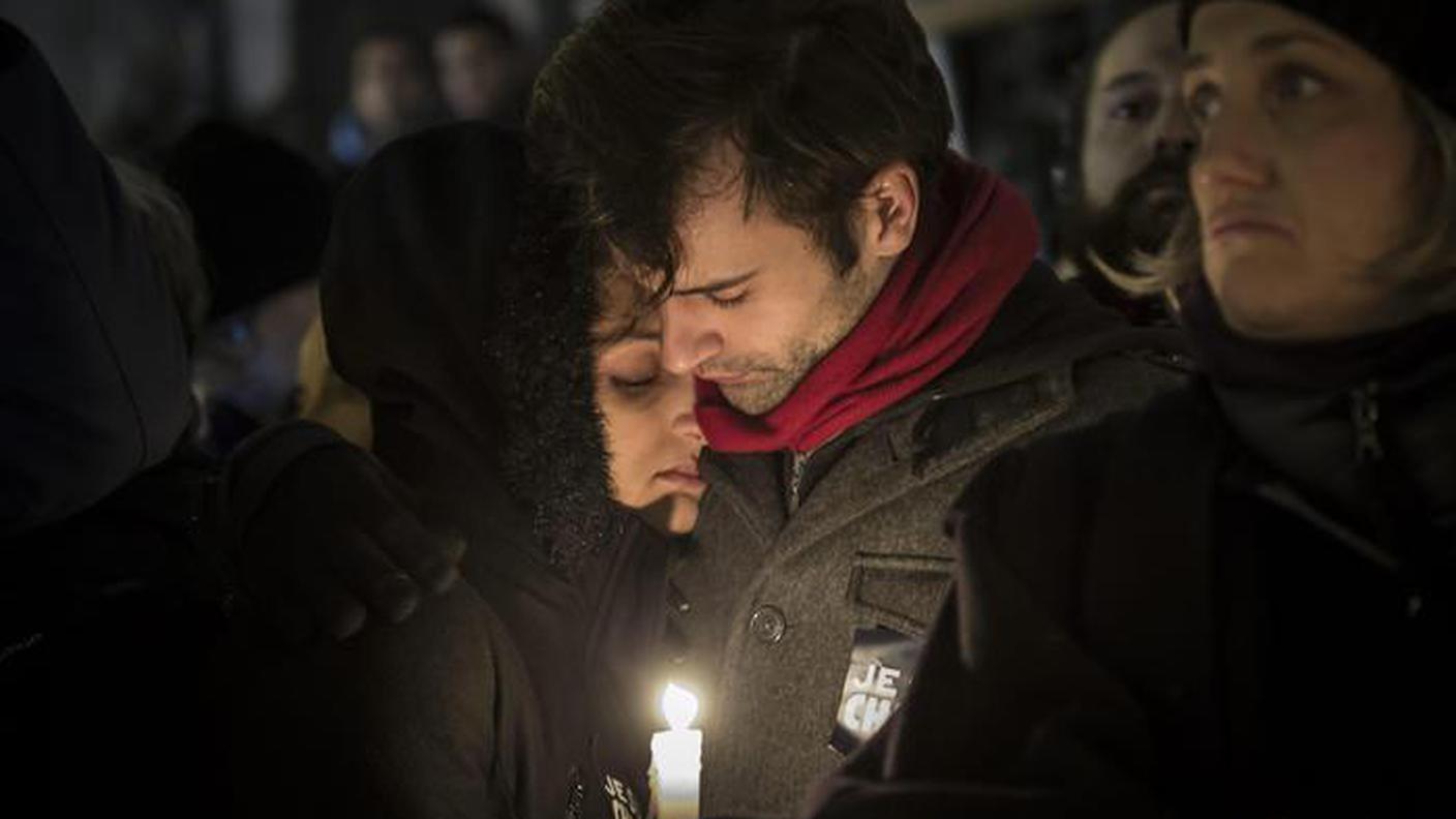 Veglia a Parigi per le vittime dell'attentato alla redazione del settimanale satirico Charlie Hebdo