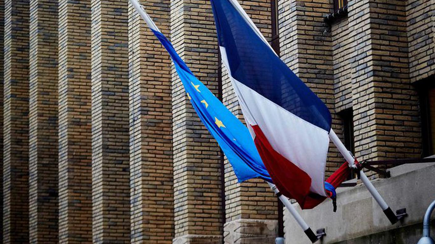 Bandiere a mezz'asta presso l'ambasciata francese all'Aia