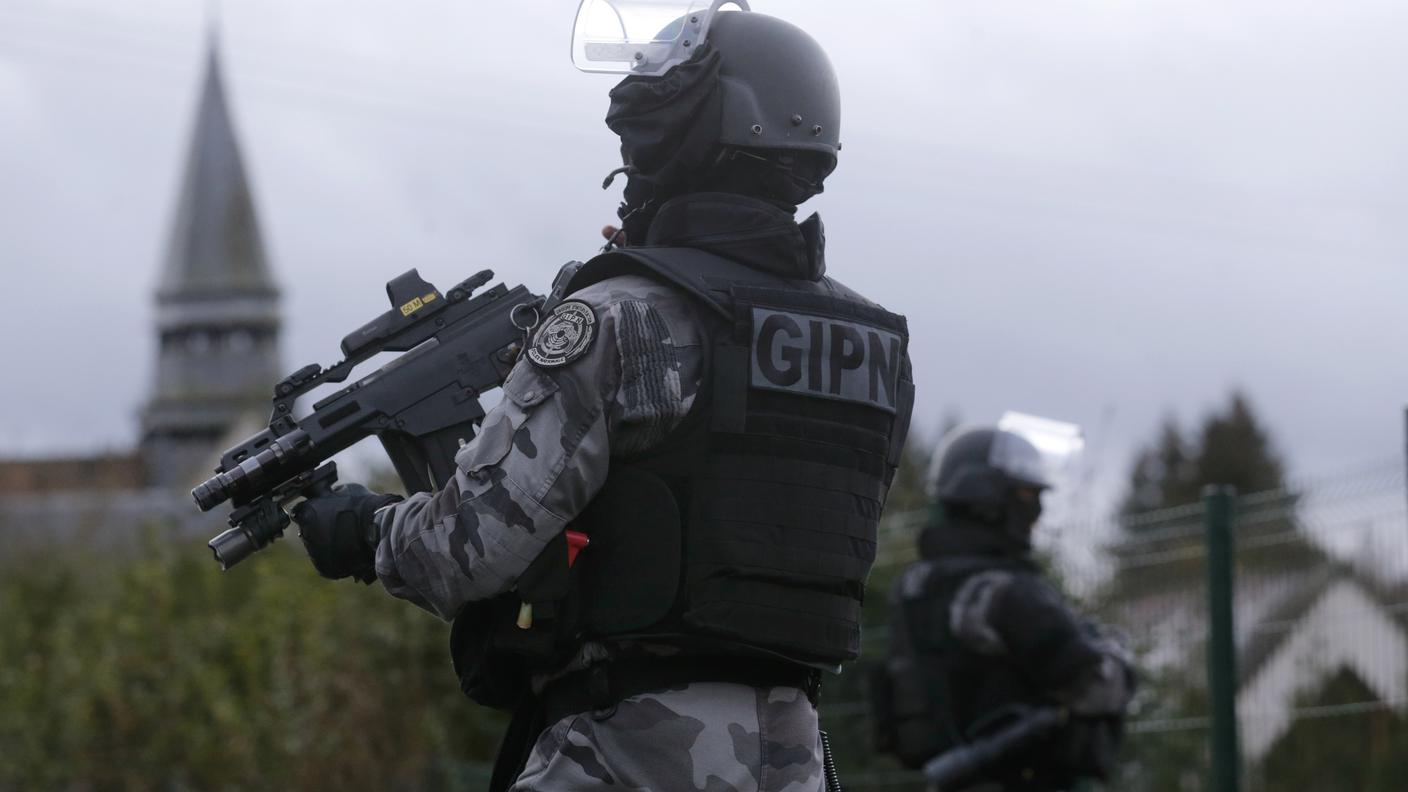 Forze speciali nelle strade a nord-est di Parigi