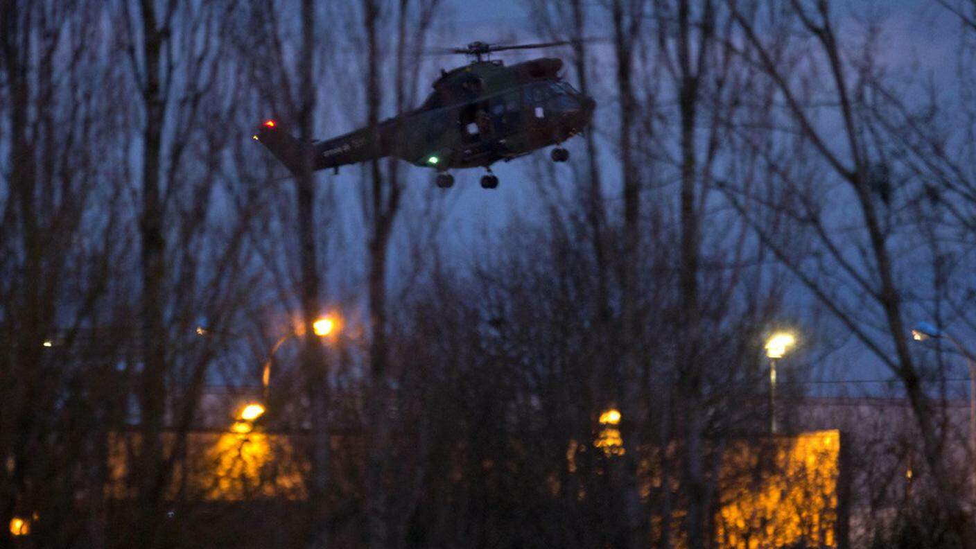 Un elicottero in volo durante il blitz