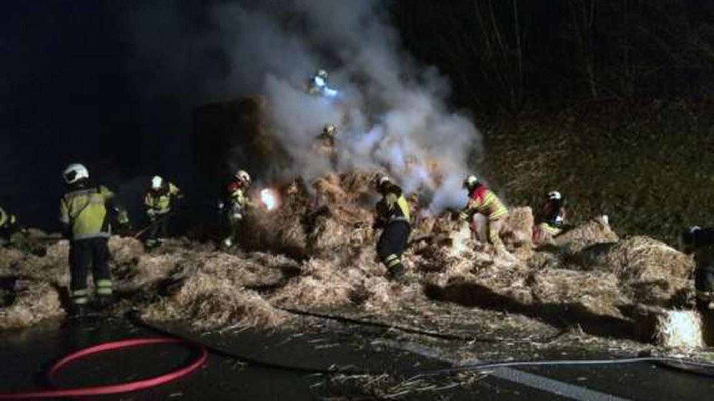 I vigili del fuoco hanno domato a fatica le fiamme sull'autostrada