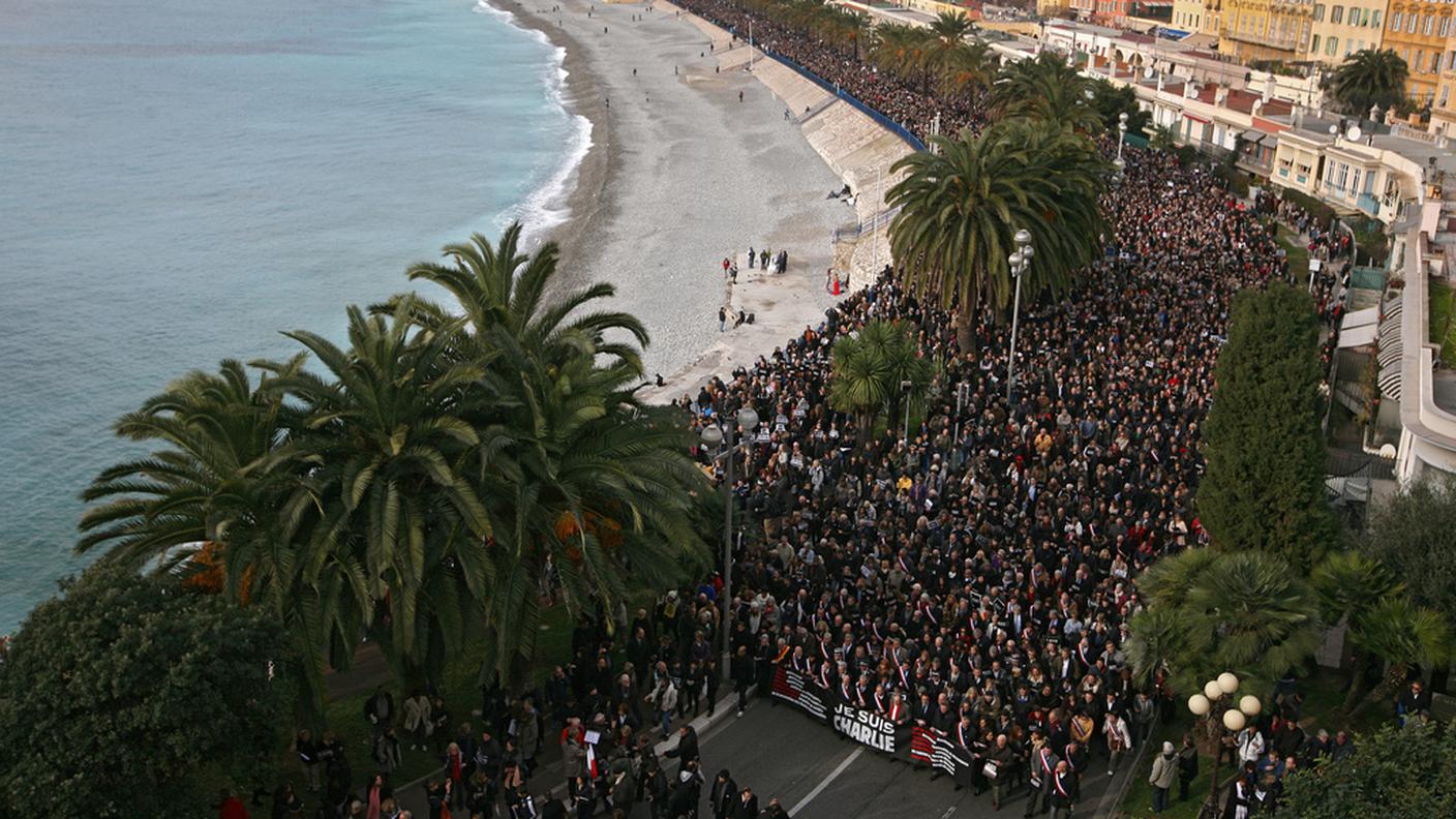 La manifestazione di solidarietà sul lungomare di Nizza