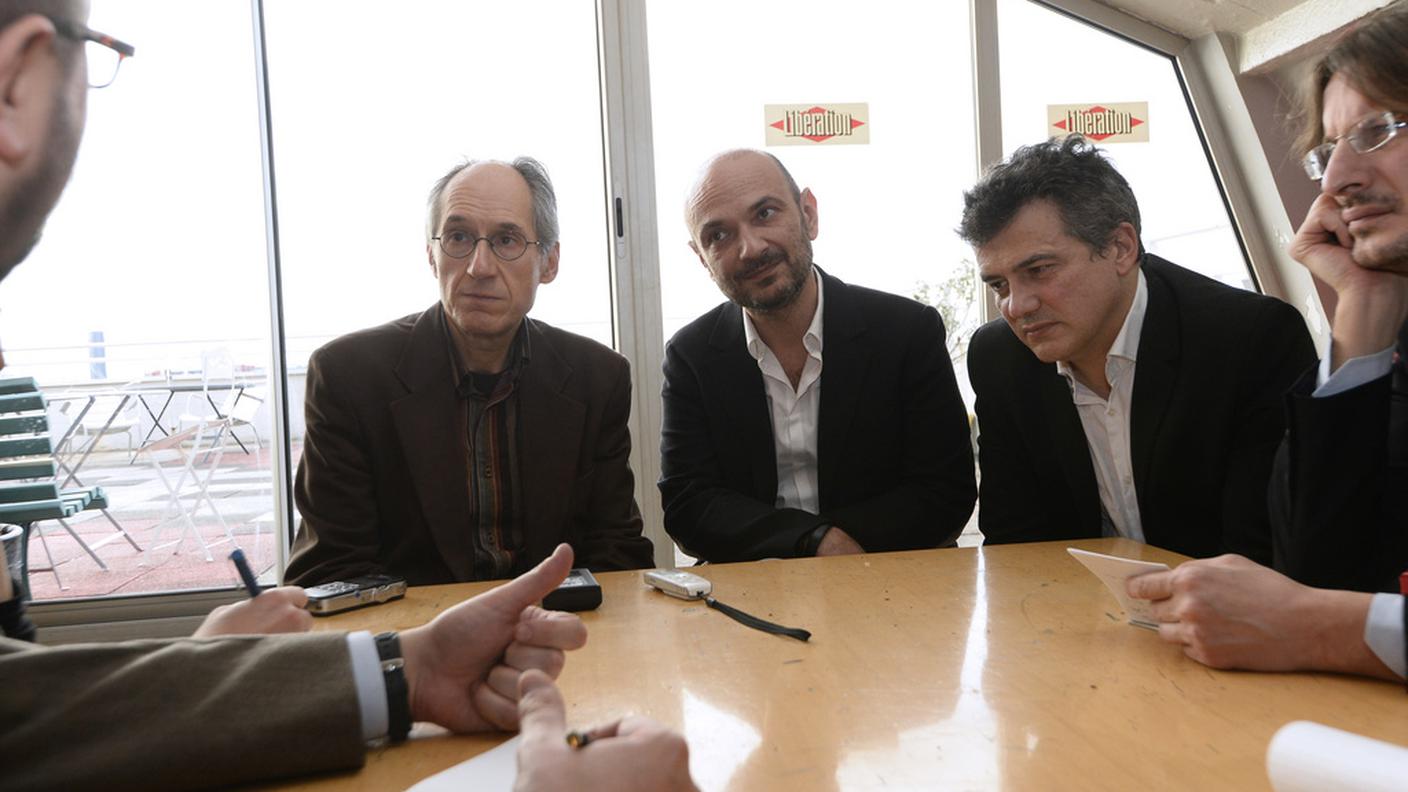 Da sinistra, il nuovo direttore di Charlie Hebdo, Gerard Briard, l'avvocato del settimanale Richard Malka e l'editorialista Patrick Pelloux