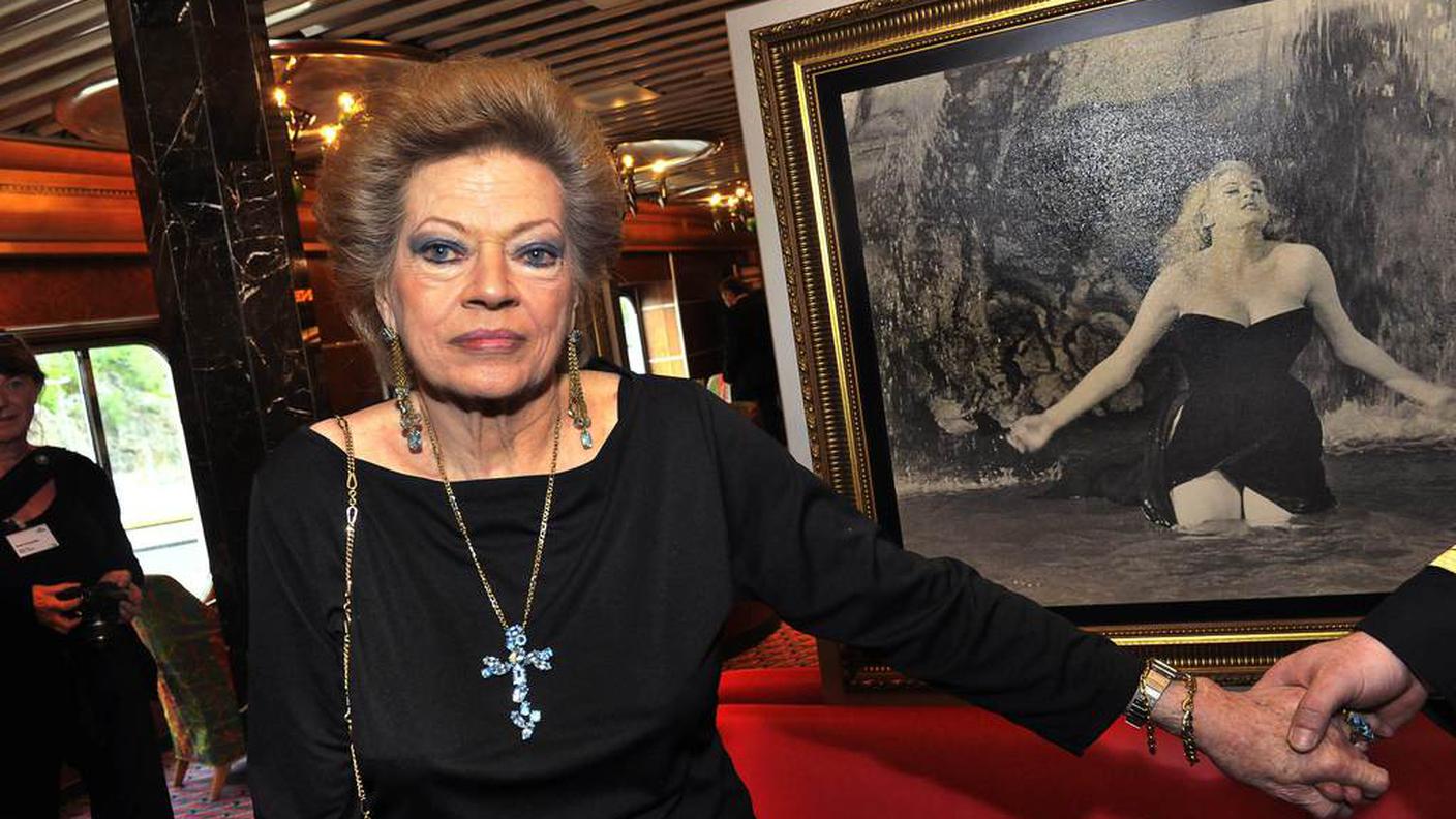L'attrice italo-svedese davanti alla gigantografia del bagno nella fontana Keystone.jpg