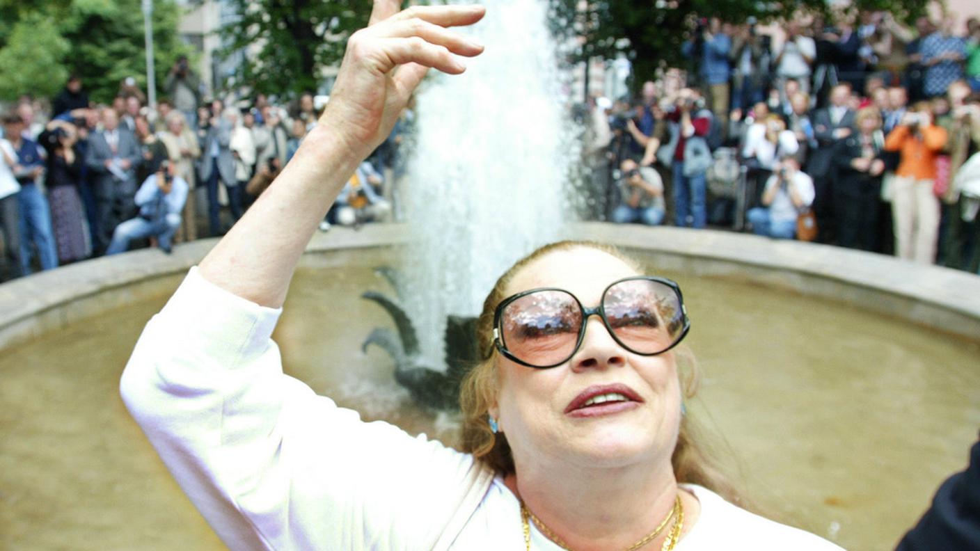 La Ekberg getta una moneta in una fontana a Berlino nel 2003 Keystone.jpg