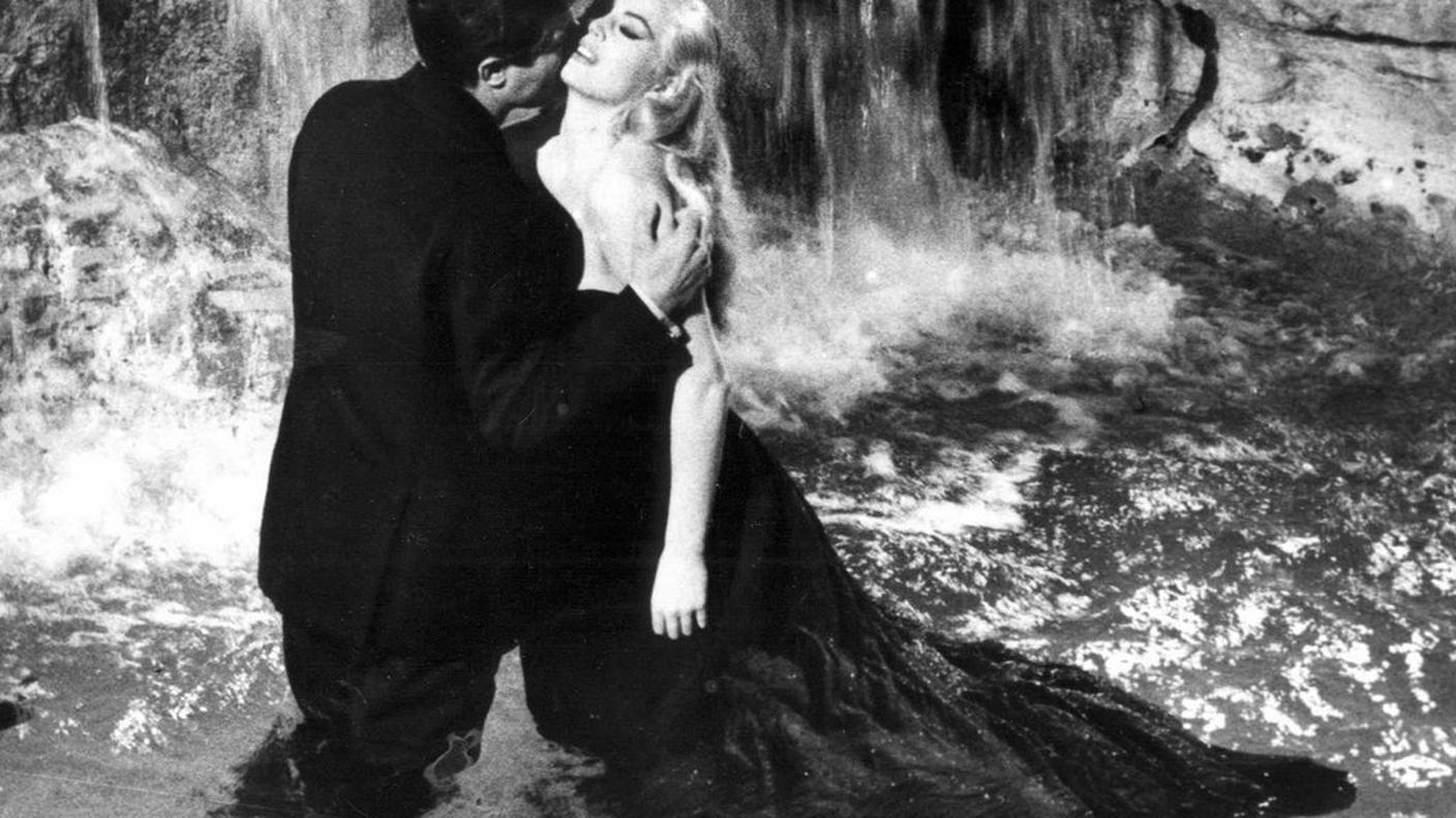 Un'altra scena storica del bagno della Ekberg e Mastroianni nella Dolce vita Keystone.jpg