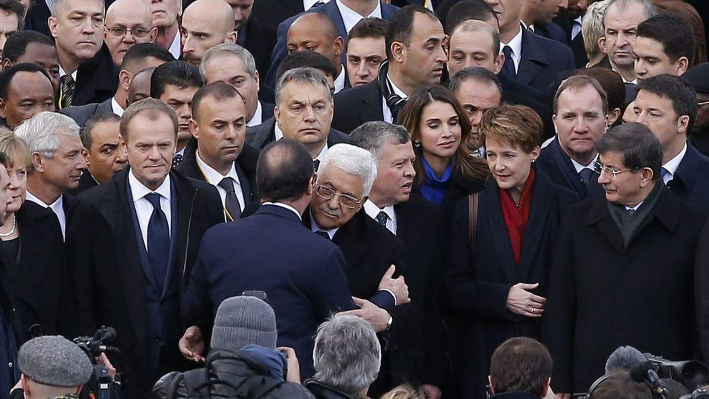 Il presidente francese Hollande abbraccia il presidente dell'Autoritá nazionale palestinese, Mahmud Abbas