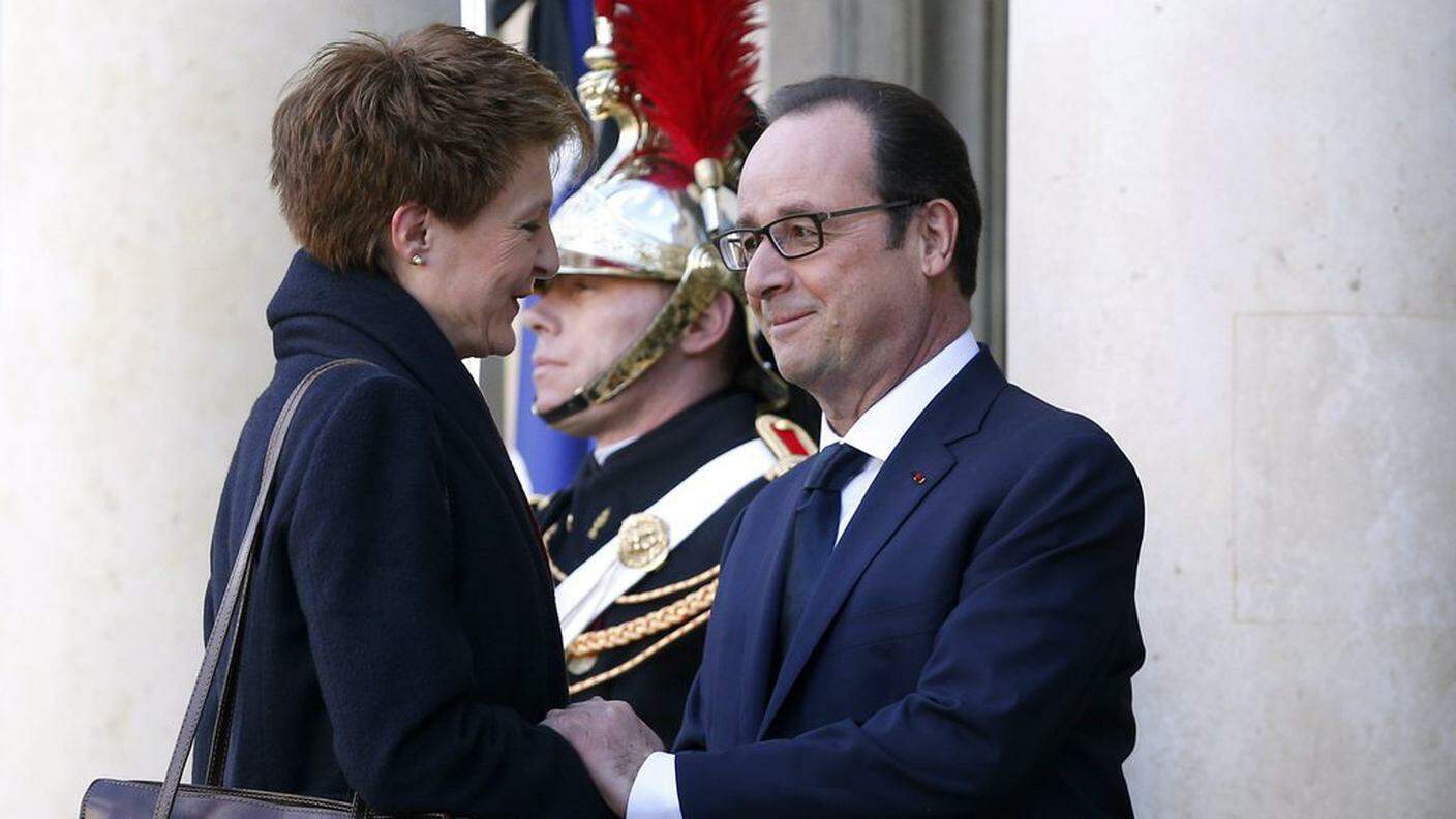 La presidente della Confederazione Simonetta Sommaruga accolta dal presidente francese Hollande all'Eliseo