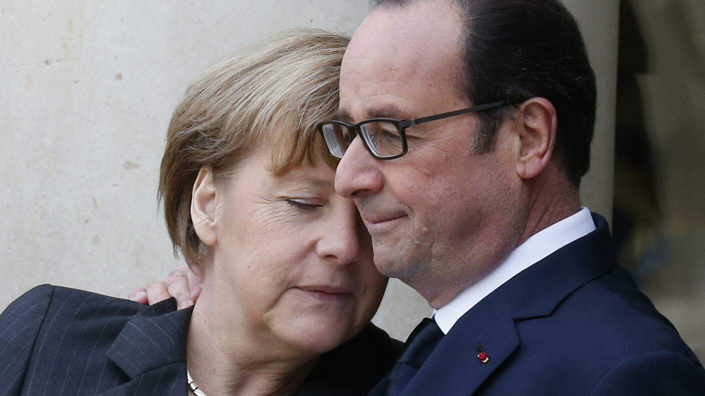 La cancelliera tedesca Angela Merkel si stringe al presidente francese François Hollande