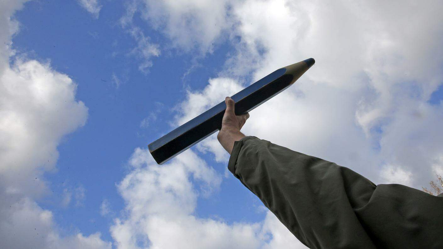 Una matita alzata al cielo per ricordare i vignettisti uccisi di Charlie Hebdo
