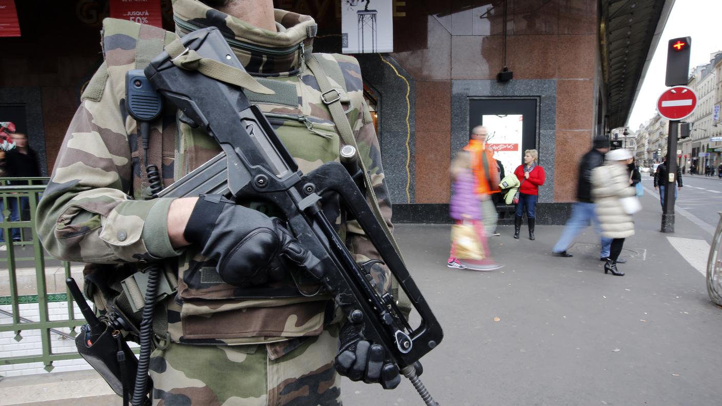 Un militare di pattuglia