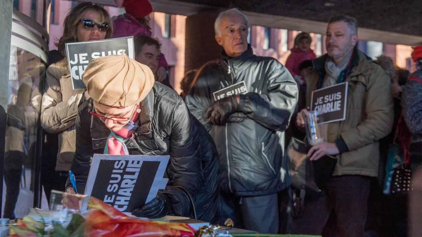 Si firma un registro durante l'evento Je suis Charlie a Lugano