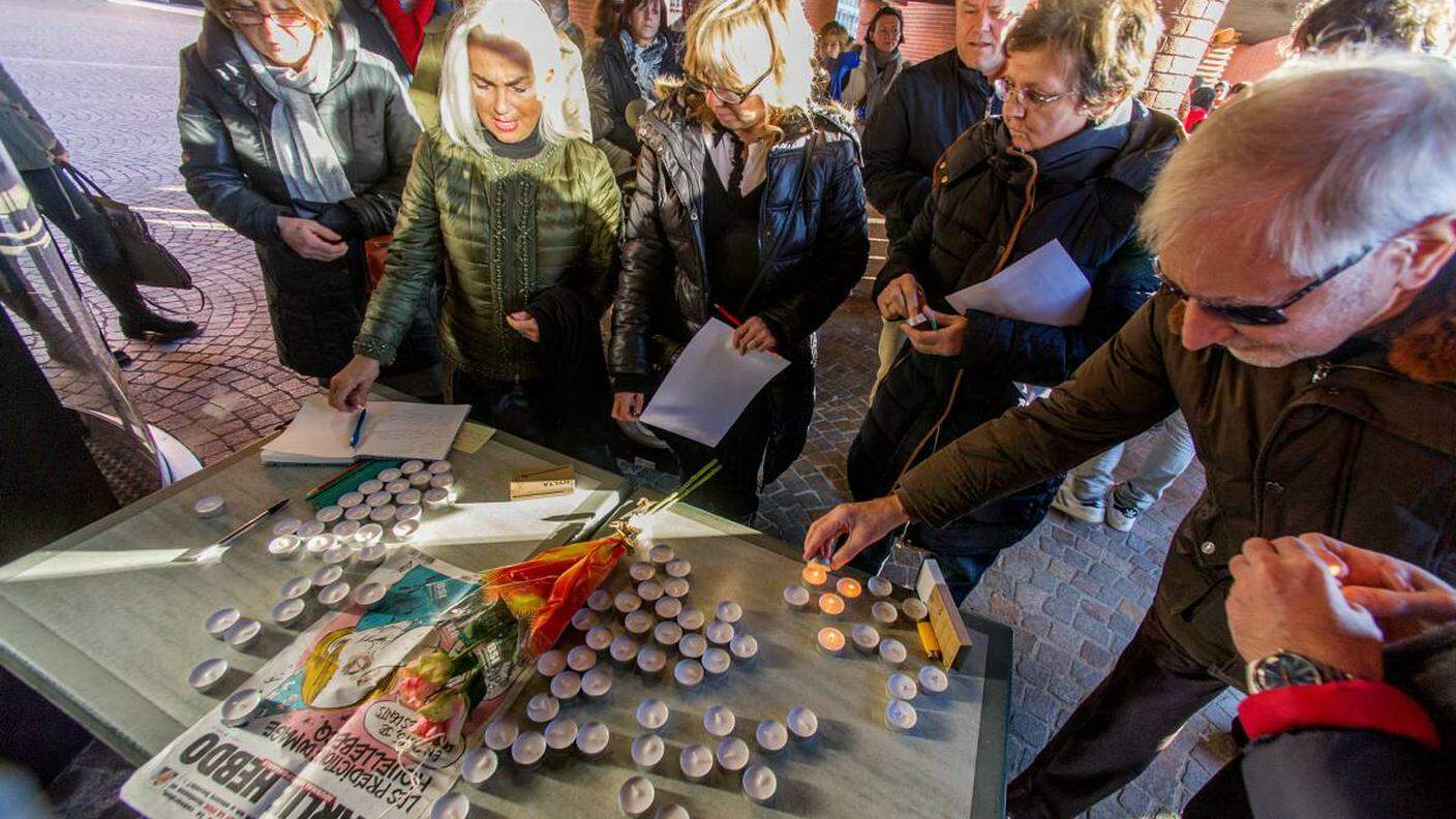 Si accendono lumini in ricordo delle vittime di Parigi ©Ti-Press.jpg