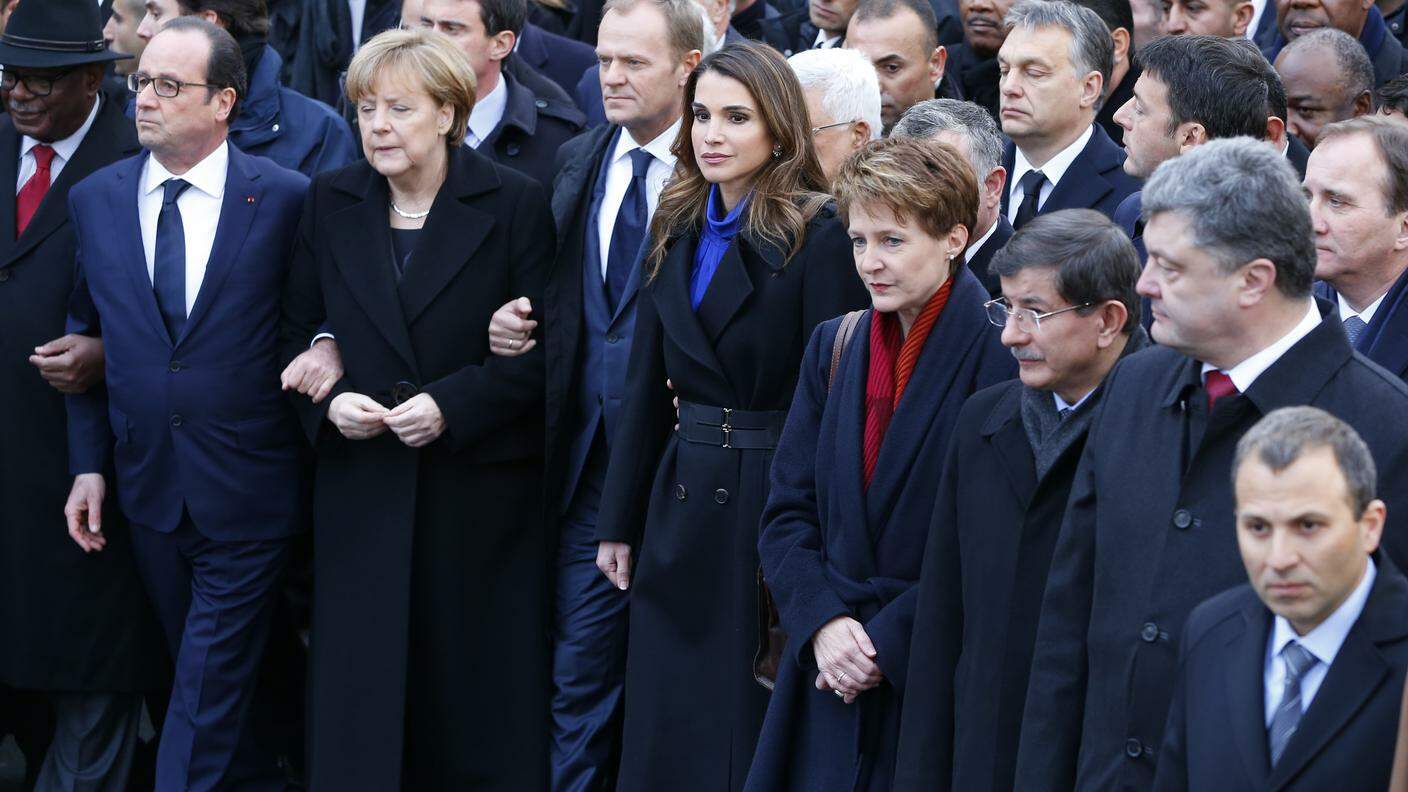 La presidente della Confederazione in prima fila nel corteo a Parigi dei capi di Stato e di Governo, vicino a François Hollande ad Angela Merkel
