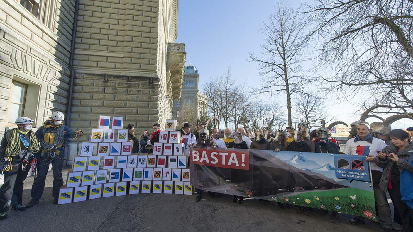 I sostenitori del "no" all'atto della consegna delle firme a Berna