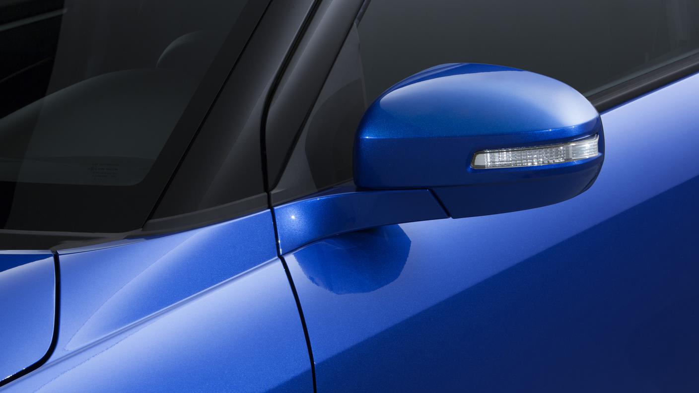 Suzuki Swift blu dettaglio specchietto.jpg