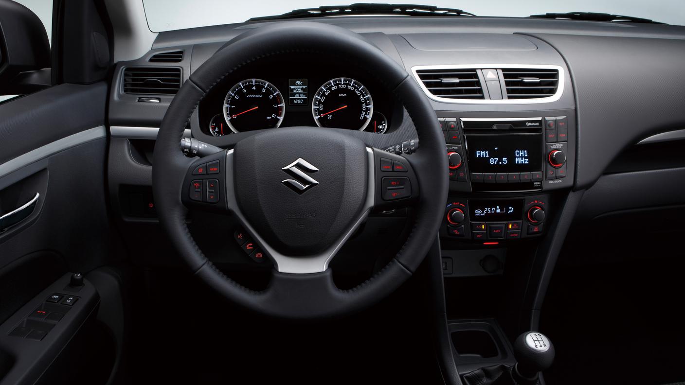 Suzuki Swift blu posto guida.jpg